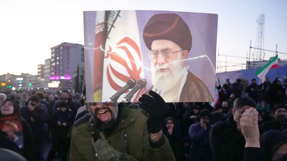 Aus dem Im Iran gibt es nach der Tötung Chameneis sowohl Berichte über Trauer als auch über ausgelassenes Feiern. Foto: Vahid Salemi/AP/dpa