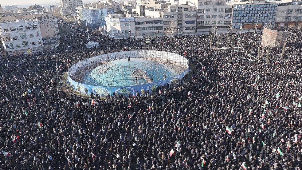 Irans Staatsmedien verbreiten Aufnahmen von trauernden Menschen. Foto: Vahid Salemi/AP/dpa