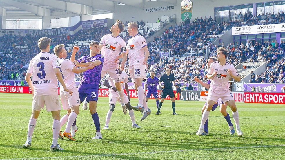 Hohe Bälle prägten das Spiel zwischen dem VfL Osnabrück (in rosa) und Erzgebirge Aue. Foto: imago/Kruczynski