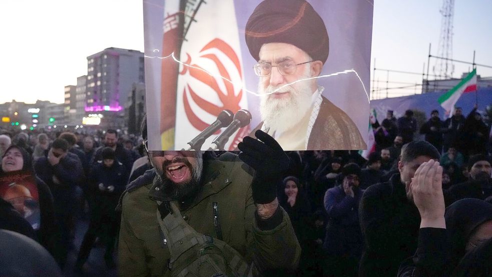 Irans Religionsführer Ajatollah Ali Chamenei wurde bei bei einem Luftangriff getötet. (Foto-aktuell) Foto: Vahid Salemi/AP/dpa