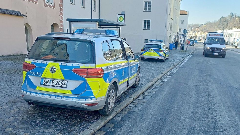 Mehrere Streifenbesatzungen, die Bereitschaftspolizei, Spürhunde und ein Polizeihubschrauber suchten erfolglos nach dem 22-Jährigen. Foto: Markus Zechbauer/zema-medien.de/