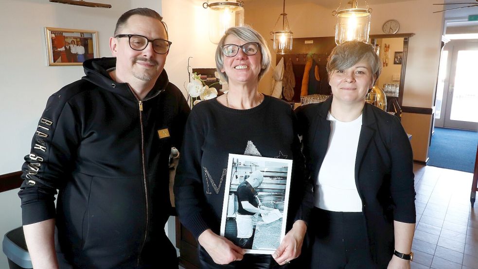 Blicken auf einen emotionalen Tag der Wiedereröffnung an diesem Sonntag: Barbara Bellini (Mitte) mit ihrem Bruder Adam Lukowicz und ihrer Schwägerin Anna Lukowicz. Immer präsent: Ihr verstorbener Ehemann Antonino „Nino“ Bellini. Fotos: Christoph Assies