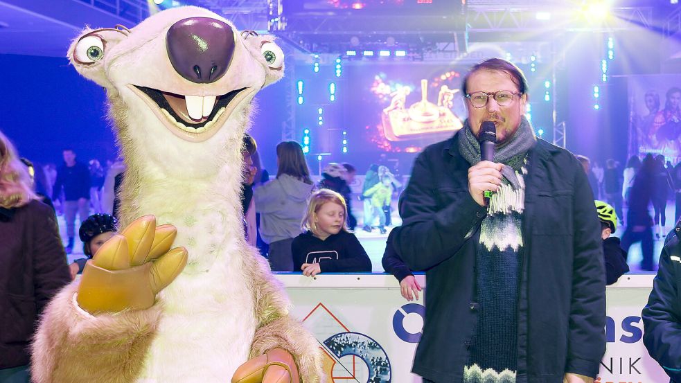 Oberbürgermeister Tim Kruithoff verkündete zum Finale der Eiszeit Emden eine gute Nachricht. Fotos: Jens Doden