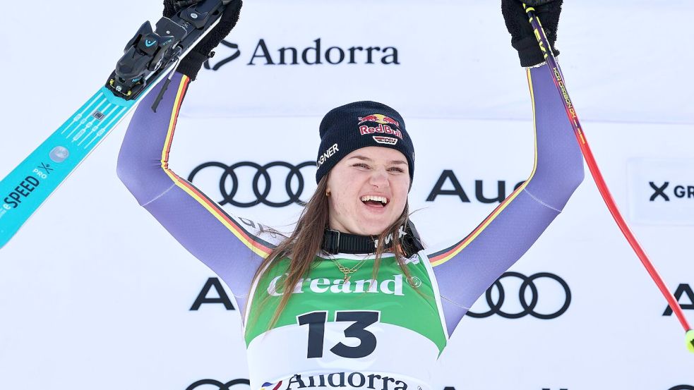 Emma Aicher jubelt über Platz zwei im zweiten Super-G von Soldeu. Foto: Marco Trovati/AP/dpa