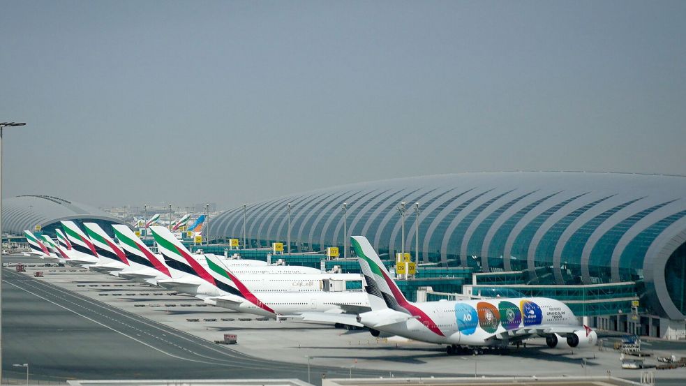 Emirates-Flugzeuge werden nach der Schließung des Dubai International Airport geparkt. Foto: Altaf Qadri/AP/dpa