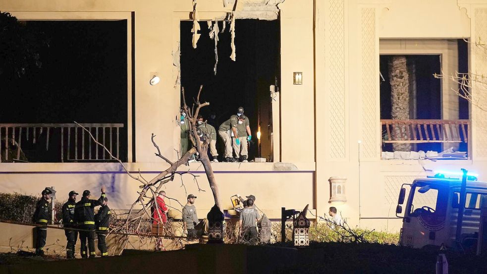 Feuerwehrleute und Rettungskräfte inspizieren Schäden im Fairmont The Palm Hotel in Dubai. Foto: Altaf Qadri/AP/dpa