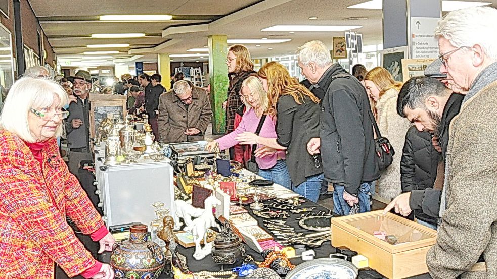 Händler und Sammler zeigten ihr Angebot beim Antikmarkt in Leer. Foto: Bodo Wolters