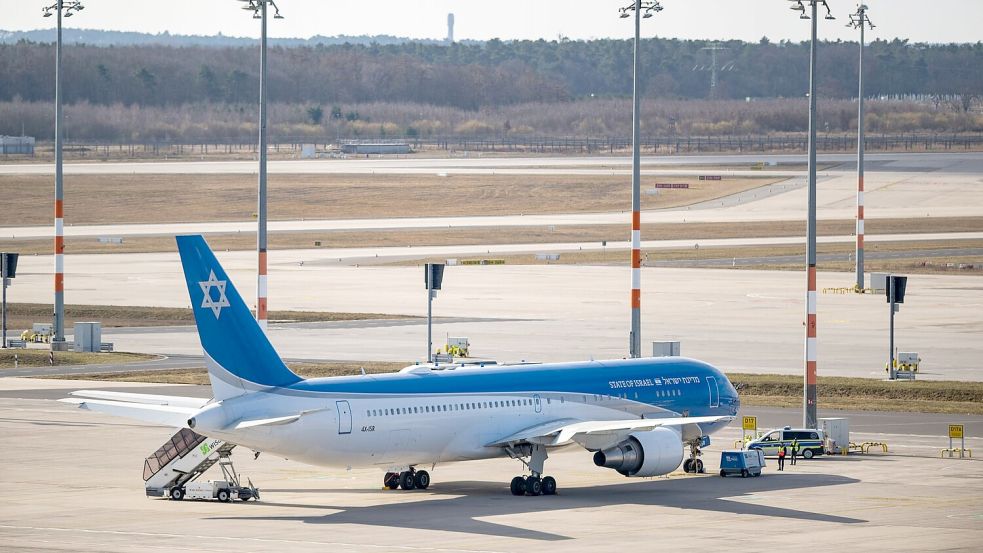 Israels Staatsflugzeug „Flügel Zions“ steht am Flughafen BER. Foto: Christophe Gateau