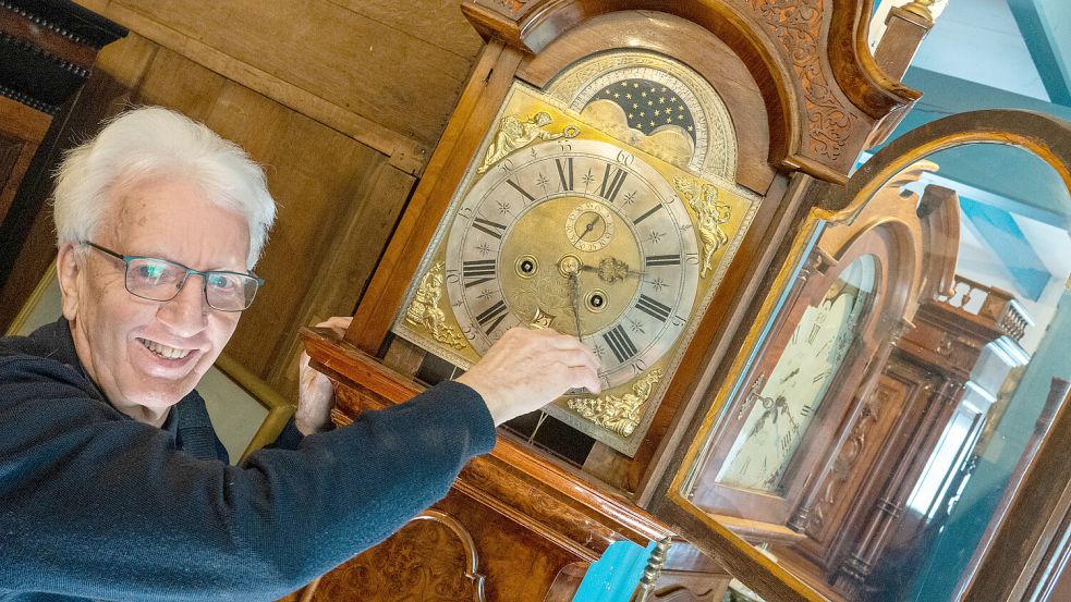 Eine antike Amsterdamer Standuhr kostete einst bis zu 40.000 D-Mark. Heute bekommt man dafür nur noch einen Bruchteil dieser Summe, weiß Artur Struß aus Mittegroßefehn. Foto: Klaus Ortgies