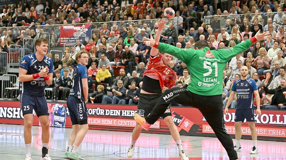 Der Wilhelmshavener Torhüter Jakub Levan war der Matchwinner im derby. In dieser Szene trifft aber der OHV-Spieler Torben Hübke.Fotos: Jens Doden (Blomberg)