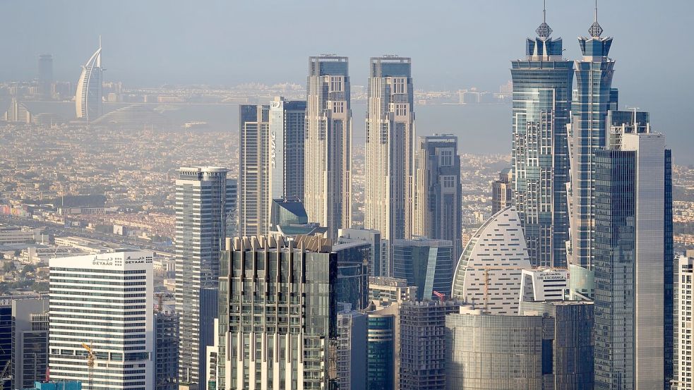 Einige beliebte Reiseziele liegen in der Golfregion, etwa Dubai – hier sind nun viele deutsche Urlauber gestrandet. (Archivbild) Foto: Kamran Jebreili/AP/dpa
