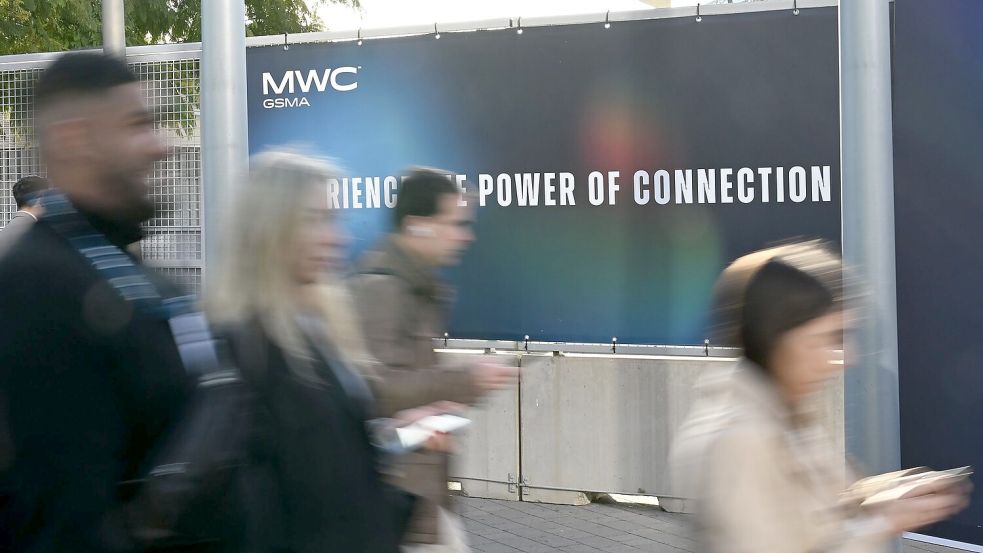 Besucher auf dem Weg zum MWC 2025 - auch dieses Jahr werden Menschenmassen in die Hallen strömen. Foto: Wolf von Dewitz/dpa