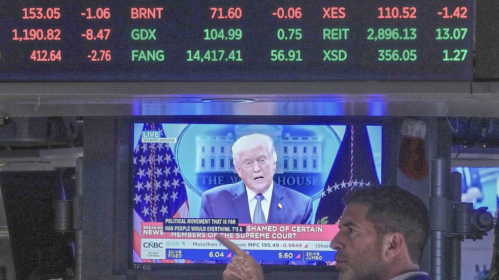 Auch die Zoll-Politik von Donald Trump wird Thema beim Besuch von Bundeskanzler Merz sein. Foto: Richard Drew/AP/dpa