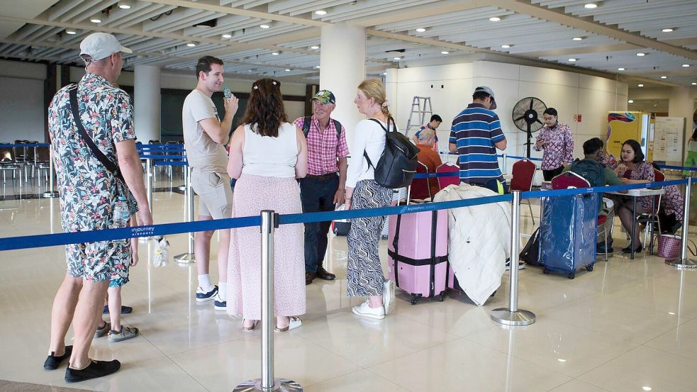 Gestrandet auf Bali: Vielerorts können Menschen nicht weiterreisen, da Flüge in den Nahen Osten gestrichen wurden. Foto: Firdia Lisnawati/AP/dpa