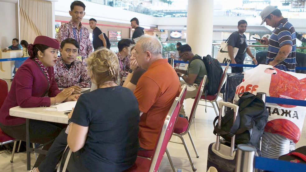 Airlines können derzeit nichts ausrichten: Es ist unklar, wann die Flughäfen in der Golfregion wieder den Betrieb aufnehmen und wann gestrandete Reisende - wie hier auf Bali - nach Hause können. Foto: Firdia Lisnawati/AP/dpa