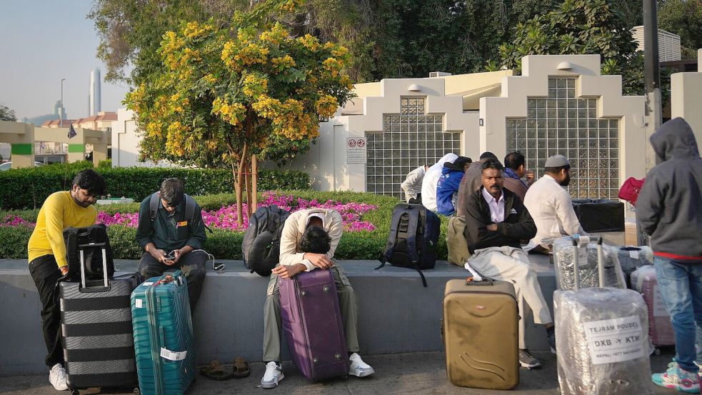Rund 20.000 gestrandete Passagiere wurden bereits von den Airports und nationalen Fluggesellschaften der Vereinigten Arabischen Emirate betreut. Foto: Altaf Qadri/AP/dpa