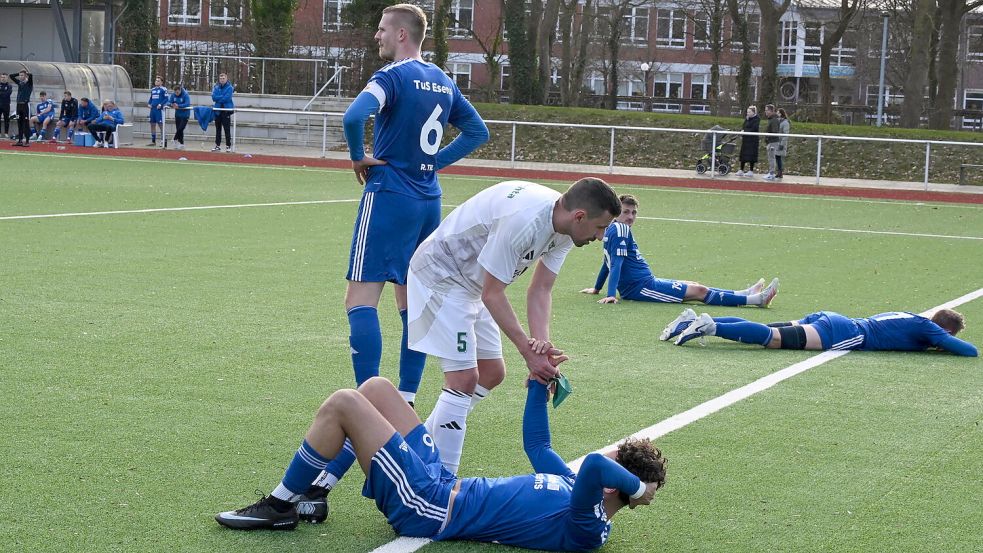 Da hatte sogar der Gegner etwas Mitleid: Nach dem 2:2 und unmittelbar folgenden Abpfiff herrschte bei den TuS-Spielern Fassungslosigkeit und Enttäuschung pur. Foto: Heiner Steenhoff