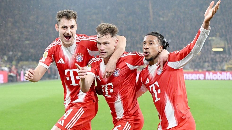 Joshua Kimmich (Mitte) brachte Bayern München mit seinem Tor zum 2:3 in Dortmund auf die Siegerstraße. Foto: dpa/Federico Gambarini