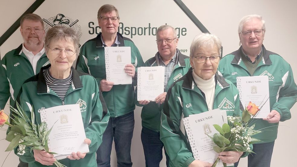 Rosen für die Damen, Urkunden für alle: Für ihre Treue zum Schützenverein Walle wurden Dieter Franzen (von links), Emma Oltmanns, Vorsitzender Johann Wübbenhorst, Alfred Janssen, Eveline Beitelmann und Johann Wübbenhorst auf der Jahreshauptversammlung geehrt. Foto: privat
