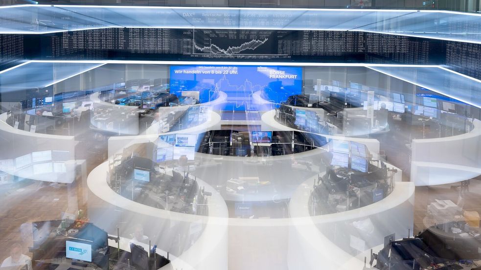 Börsensaal in Frankfurt: Weltweit geraten die Aktienmärkte unter Druck wegen des Iran-Kriegs Foto: Boris Roessler