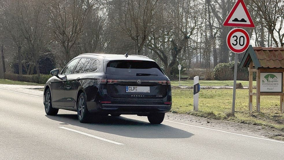 An manchen Stellen der Landesstraße 21 darf nur noch mit 30 Kilometer pro Stunde gefahren werden. Foto: Dirk Hellmers