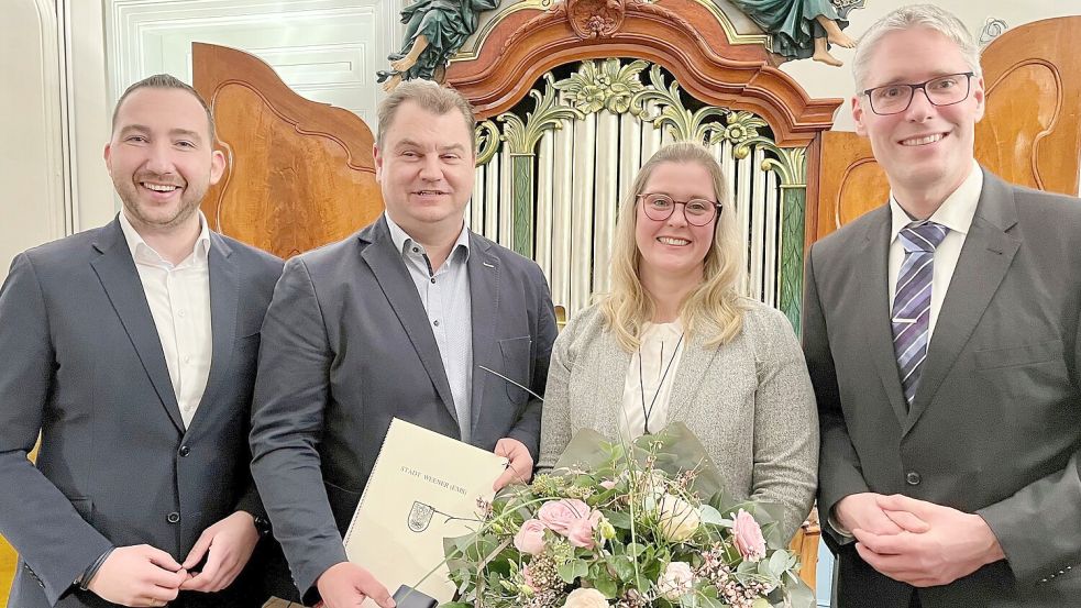 Markus Leggedör (zweiter von links) nahm die Auszeichnung gemeinsam mit seiner Ehefrau Bärbel entgegen. Beglückwünscht wurden sie von Bürgermeister Heiko Abbas (rechts) und dem SPD-Landtagsabgeordneten und stellvertretenden Bürgermeister Nico Bloem. Foto: privat