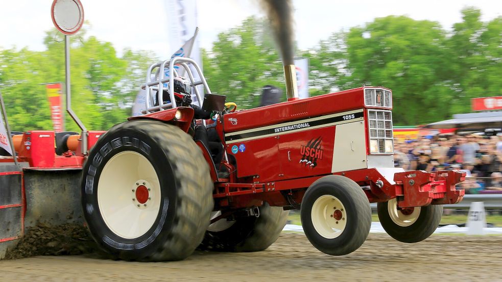 Beim Ziehen hebt der 1100-PS-Traktor vorne schon einmal ab. Foto: Jan Lo Tractor-Pulling Media