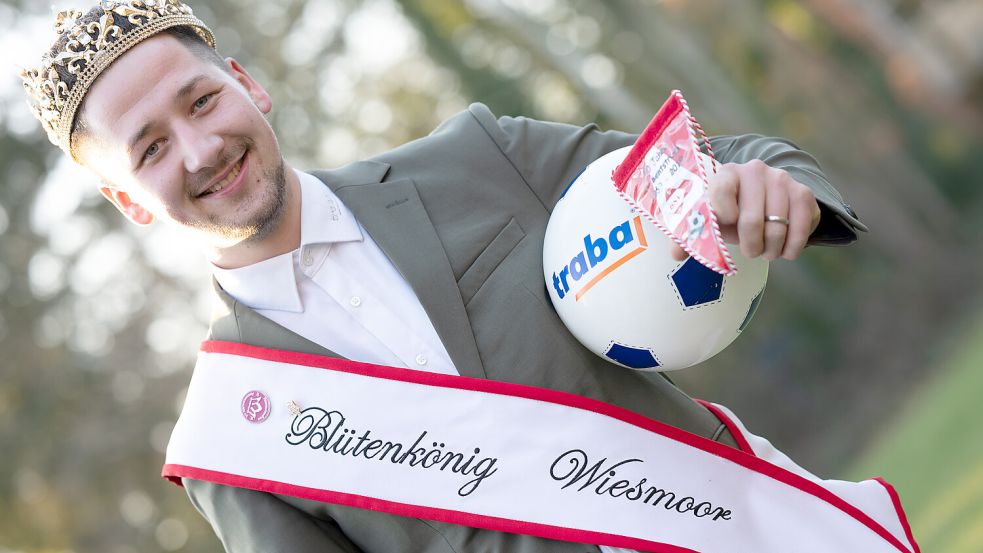 Henrik Broers (25) ist Wiesmoors erster Blütenkönig – zur Halbzeit seiner Amtszeit war er im Ornat in der Redaktion zu Gast. Foto: Klaus Ortgies