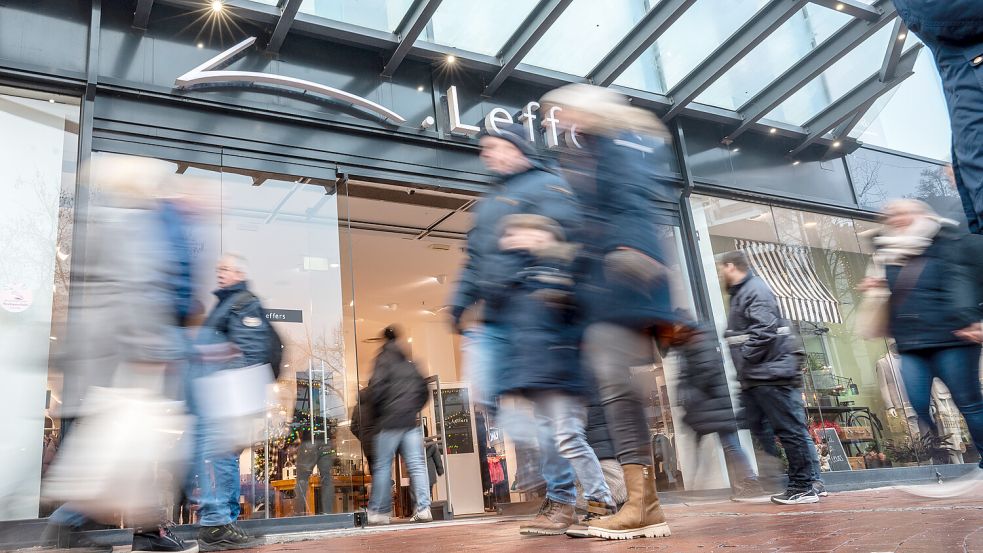 Spazieren oder bummeln: In Leer überlegt man, was in Innen- und Altstadt noch verbessert werden kann. Foto: Klaus Ortgies/Archiv