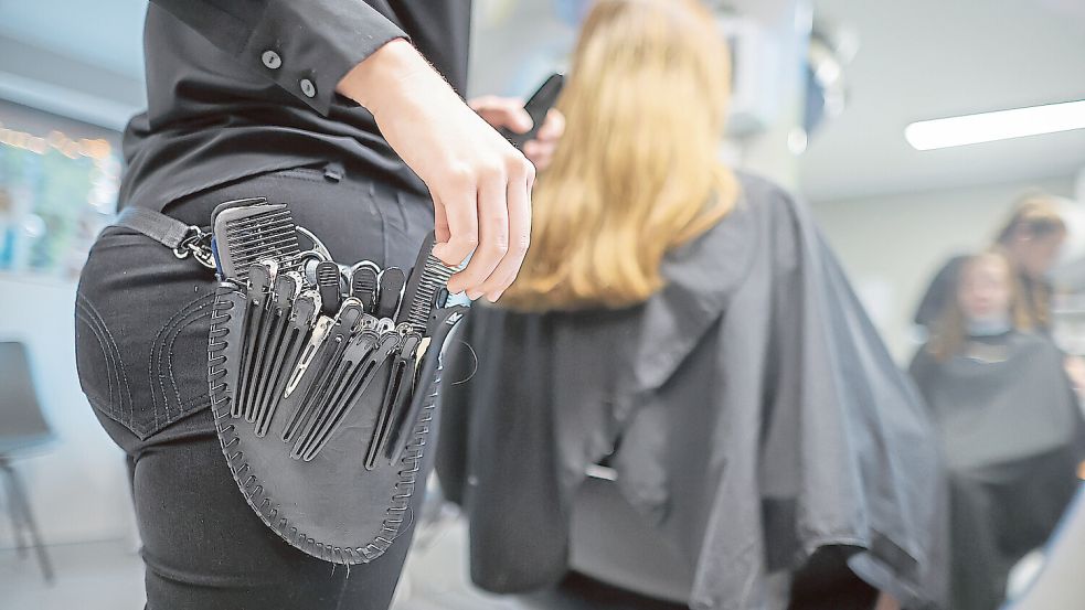 In ihrer Heimat hatte eine Afghanin als Friseurin gearbeitet. Die Berufserfahrung wurde jedoch nicht anerkannt. Nun macht sie eine Ausbildung im Einzelhandel. Foto: Jan Woitas/dpa