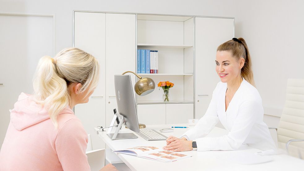 Für Dr. Lara Winterhoff (rechts) gilt: Nur eine informierte Patientin ist eine glückliche Patientin. Foto: Lichtbildwerkstatt-Babett Ehrt-Grest