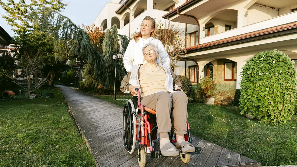 Viele Menschen werden früher oder später in einem Pflegeheim leben müssen - und sich auf hohe Kosten einstellen. Foto: IMAGO/Westend61