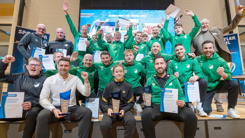 Die Sieger der OZ-Sportlerwahl auf einem Bild: Tido Steffens (vorne, weißes Hemd), Kristin Tuve (vorne, schwarze Trainingsjacke) und die Fußball-Herren des SV Concordia Neermoor. Foto: Klaus Ortgies