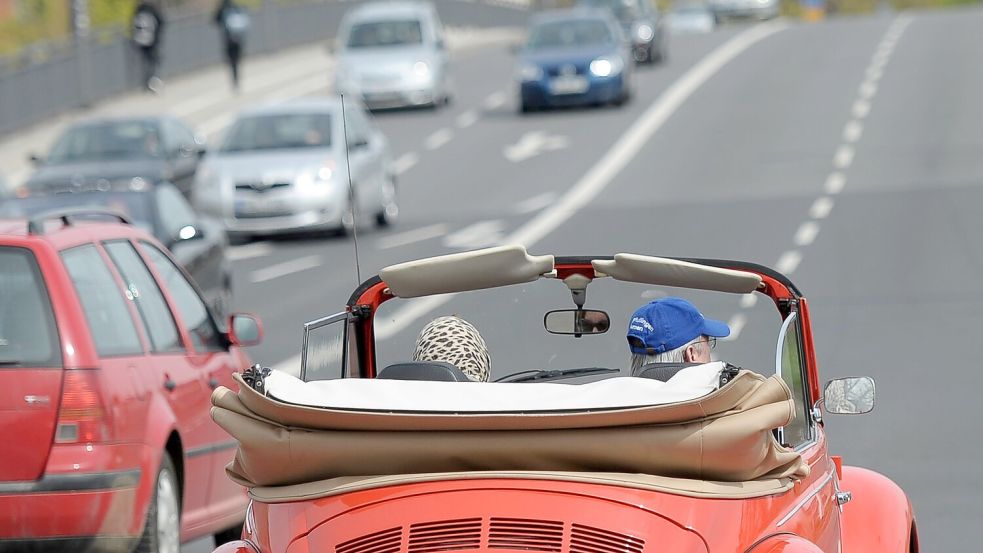 Als das Käfer Cabrio gebaut wurde, hatte es Kultstatus, heute wird immer seltener zur offenen Bauweise gegriffen. (Archivbild) Foto: David Ebener
