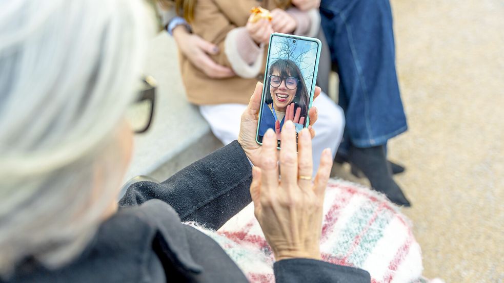 Videotelefonie ist für die Hälfte der „Silversurfer“, wie ältere Internetnutzer oft genannt werden, längst Alltag. Das ergibt eine Studie von Bitkom. Foto: picture alliance / imageBROKER