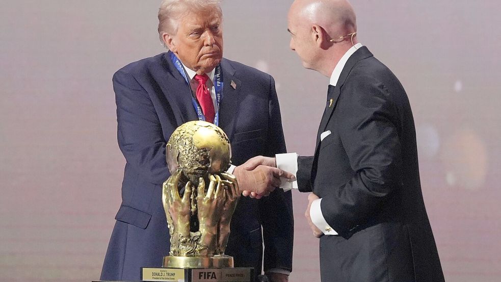 US-Präsident Donald Trump (l) und FIFA-Präsident Gianni Infantino beim Handshake. (Archivbild) Foto: Jacquelyn Martin/AP/dpa