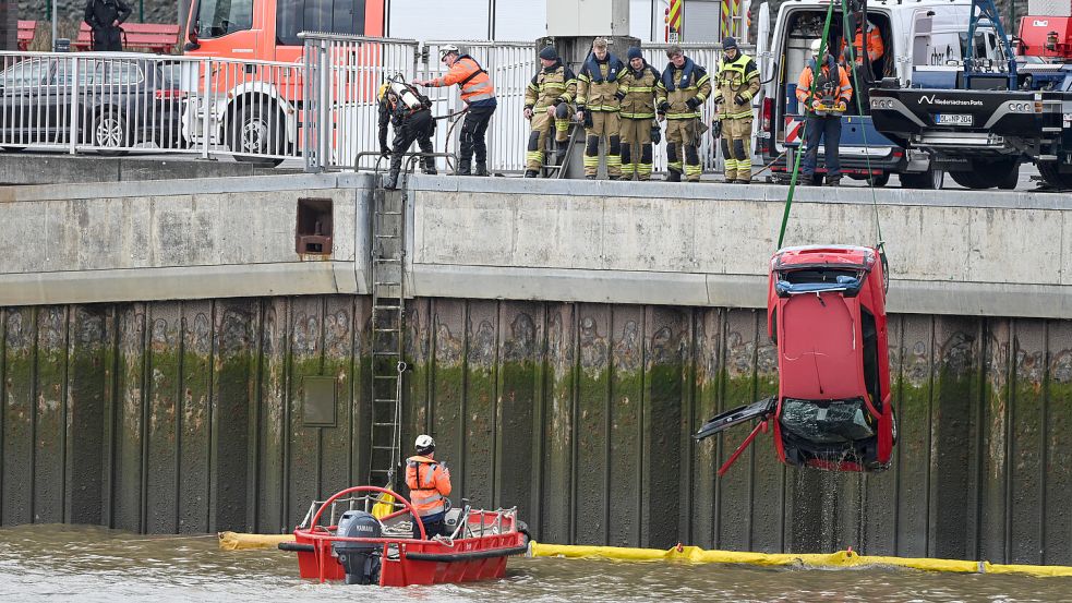 Ein Auto ist am Samstagvormittag am Borkumkai in Emden ins Hafenbecken gerollt. Ein Kran von Niedersachsen Ports barg den Wagen. Foto: Lars Penning