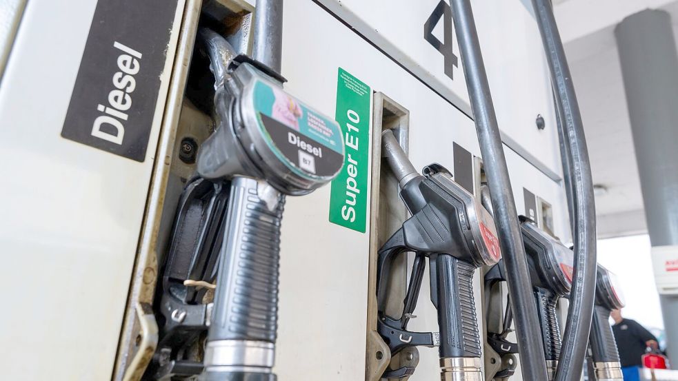 Diesel ist derzeit wieder teurer als Super E10 - auch das ist eine Folge des Iran-Krieges. Foto: Peter Kneffel/dpa