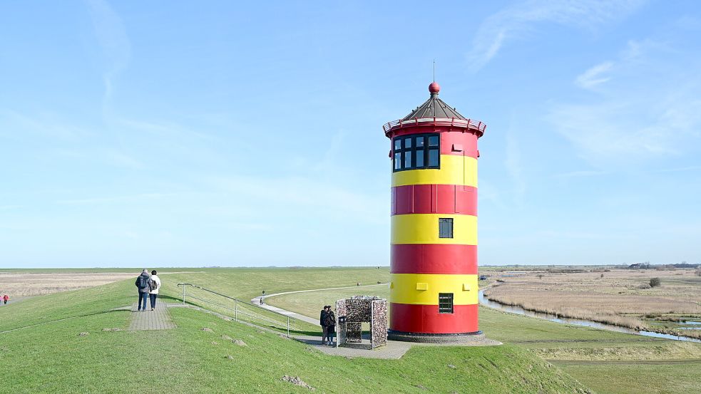 Wieder schick für die Urlaubssaison: der Pilsumer Leuchtturm am Deich in der Gemeinde Krummhörn. Foto: Heinz Wagenaar