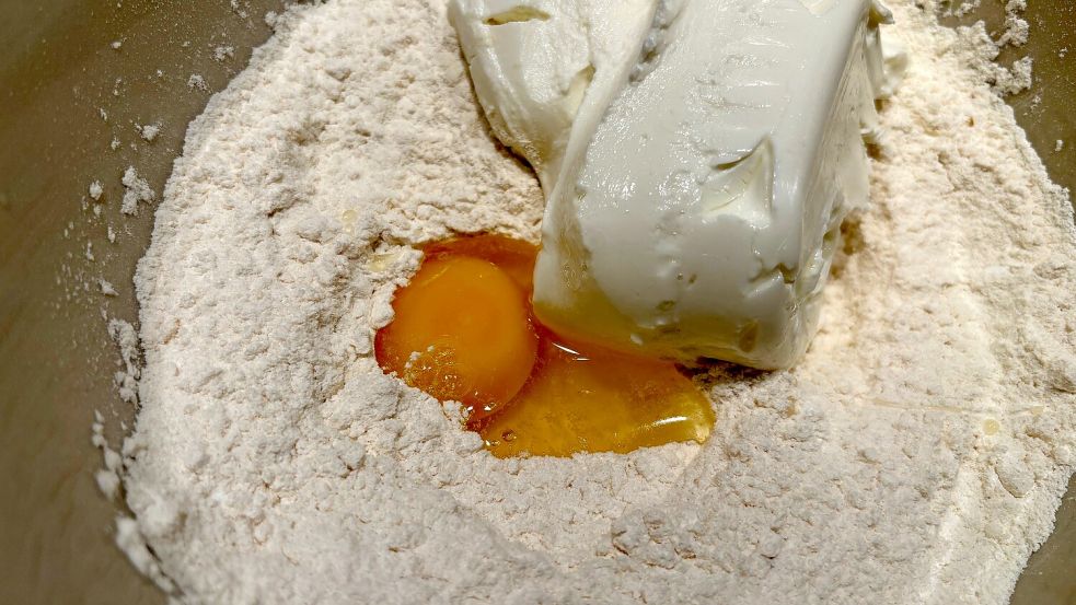 Erst die trockenen Zutaten in einer Schüssel vermengen, dann Eier und Quark hinzu: Der Teig ist schnell zusammengerührt und verknetet. Foto: Carmen Leonhard