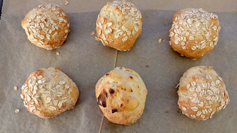 Die fertige Brötchenparade: Unten in der Mitte ist die Käsevariante zu sehen. Die Brötchen lassen sich gut einfrieren und aufbacken. Foto: Carmen Leonhard