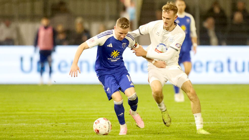 Der SSV Jeddeloh (rechts) holte einen seiner zwölf Saisonsiege im Oktober bei Kickers Emden. Foto: Jens Doden/Emden