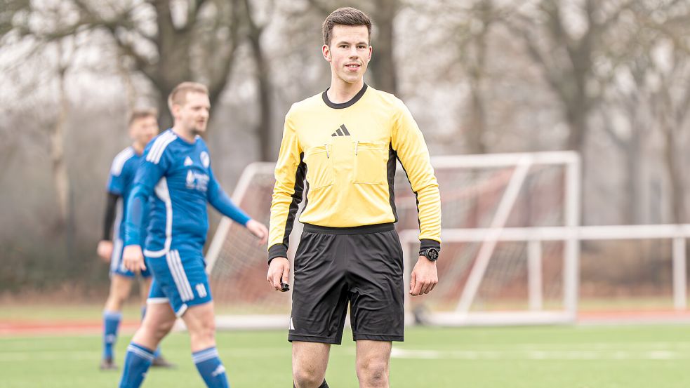 Ben Biermann ist mit Leib und Seele Schiedsrichter. In wenigen Tagen pfeift er als 17-Jähriger in der Ostfrieslandliga. Foto: Leon Striegl