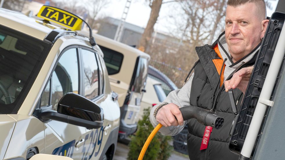 Taxifahrer Gerhard Möß fährt das neue Elektro-Taxi von Taxi Groblica in Emden. Mit der Akkuladung komme er eine Schicht lang hin, ansonsten wird bei der Wallbox an der Nesserlander Straße neu geladen. Fotos: Klaus Ortgies
