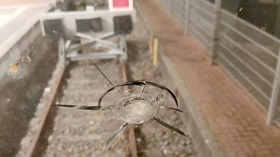 So sah die Scheibe des Zugs nach dem Vorfall aus. Foto: Bundespolizei