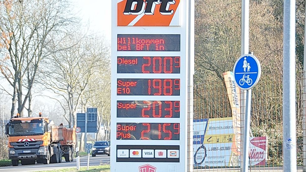 Preise um die zwei Euro, Tendenz: steigend. So sieht es derzeit an ostfriesischen Tankstellen aus. Foto: Bodo Wolters