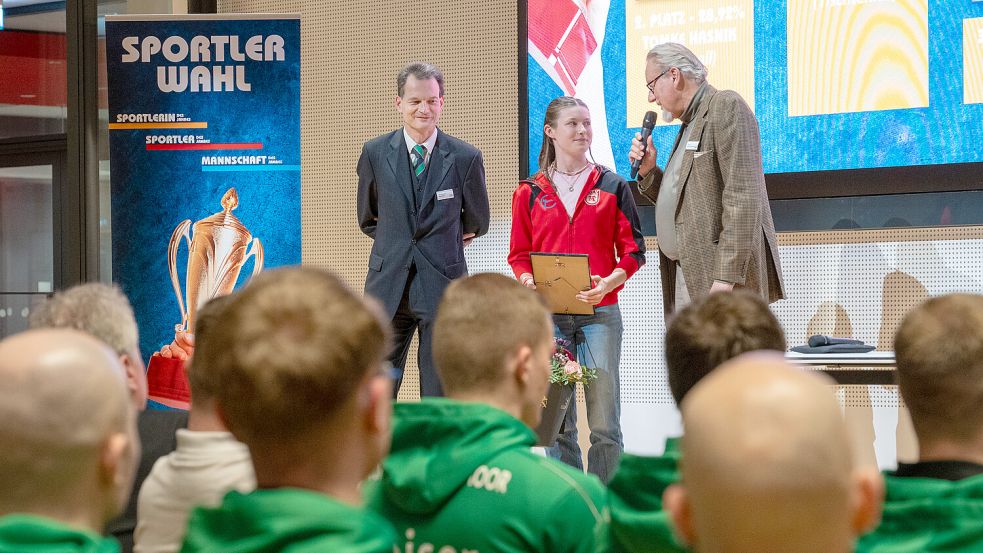 Als Erstes wurde am Montagabend aufgelöst, wer bei der Wahl zur „Sportlerin des Jahres“ gewonnen hat. Amke Bolten (Mitte) wurde Dritte. Foto: Klaus Ortgies
