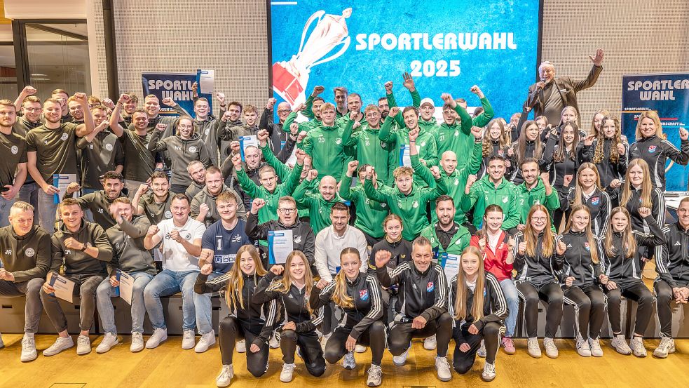 Die Top-Drei jeder Kategorie stellten sich am Montagabend zum gemeinsamen Gruppenfoto auf. Das Forum von Wahl-Kooperationspartner Sparkasse LeerWittmund bot ein tolles Ambiente. Fotos: Klaus Ortgies