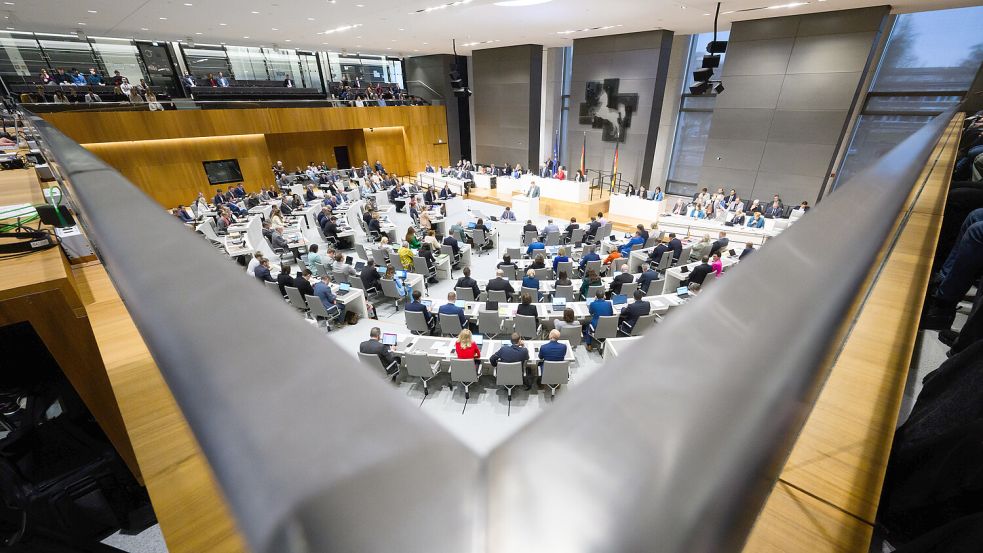 Hannover: Der Landtag hat mit den Stimmen von SPD und Grünen die Neuordnung der Wahlkreise für die Landtagswahl 2027 beschlossen. Foto: Julian Stratenschulte/dpa