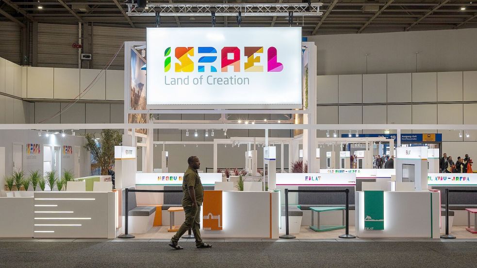 Israel hat seine Teilnahme an der ITB in Berlin aufgrund der aktuellen Lage in Nahost abgesagt. Der israelische Stand steht daher menschenleer in einer Messe-Halle. Foto: Soeren Stache